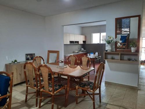y cocina con mesa de comedor y sillas. en Casa Montero, acogedora y amplia. Iquitos-Peru, en Iquitos