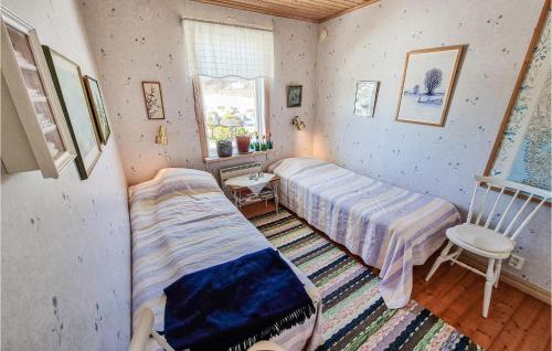 2 camas individuais num quarto com uma janela em Gorgeous Home In Ljung With Kitchen em Ljung