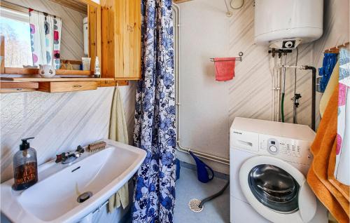 uma casa de banho com uma máquina de lavar roupa e um lavatório em Gorgeous Home In Ljung With Kitchen em Ljung