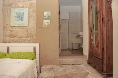 a bedroom with a bed and a mirror at Poggio Bellavista in Sampieri