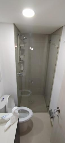 a bathroom with a shower and a toilet and a sink at Amplio apartamento lujoso al lado del lago in Paipa
