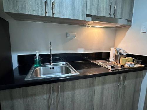 馬尼拉的住宿－Hygge Suite @ Moa complex near Naia, Ccp , Dfa，厨房配有水槽和台面