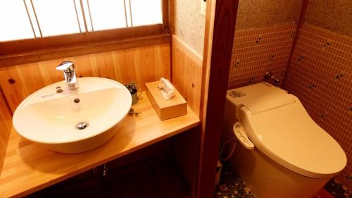 富士宮市にあるHOSHIYAMA A extra for pets - Vacation STAY 07884vのバスルーム(洗面台、トイレ付)