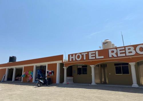 ein Hotelzimmer mit einem Motorrad, das davor geparkt ist in der Unterkunft REBOLLEDO IMPERIAL in San Cristóbal