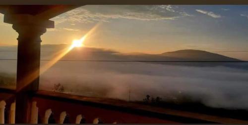uma vista do sol nascendo sobre o nevoeiro no oceano em REBOLLEDO IMPERIAL em San Cristóbal