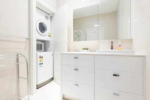 荷伯特的住宿－Hobart CBD Premium Apartment, 3 mins to waterfront，白色的浴室设有水槽和镜子