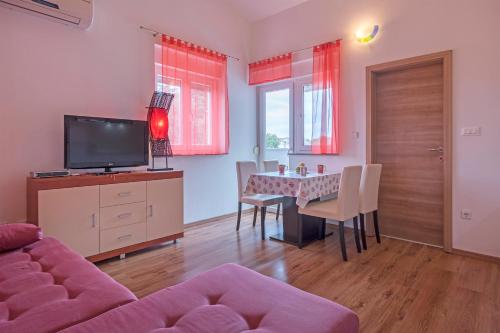 Μια τηλεόραση ή/και κέντρο ψυχαγωγίας στο Apartments Nešić Peroj