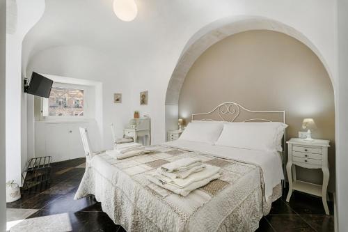 ラグーザにあるIl Quartino Di Palazzo Maggioreの白いベッドルーム(白いシーツを使用した大型ベッド1台付)