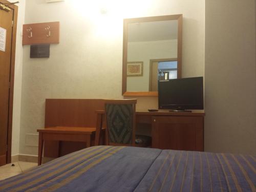 TV a/nebo společenská místnost v ubytování Hotel Ristorante Rinelli
