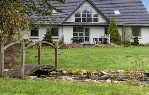 Jardín al aire libre en Gorgeous Home In Hejnsvig With Wifi