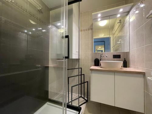 a bathroom with a sink and a glass shower at Luxe appartement I 2 slaapkamers I 2 x dubbel bed I 75m van het strand I Nieuwpoort-Bad in Nieuwpoort