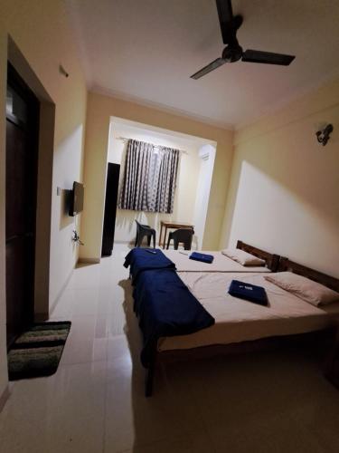 D'souza's Guest House tesisinde bir odada yatak veya yataklar