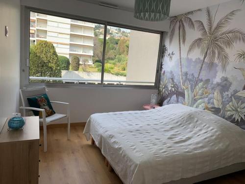 une chambre avec un lit et une grande fenêtre dans l'établissement La Pinède - Appartment 3 bedrooms, à Vallauris