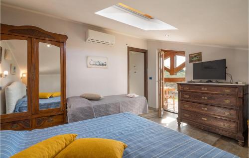 カポディモンテにあるMontecchioのベッドルーム1室(ベッド1台、ドレッサー、テレビ付)