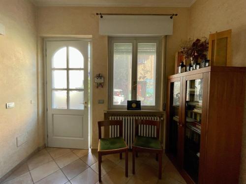 a room with a chair and a table and a window at B&B Casanonni Borgo Angeli in Mantova