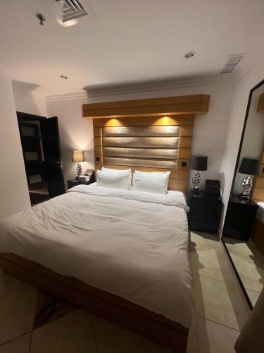 מיטה או מיטות בחדר ב-Bneid Al Gar Penthouse Entire Apartment 3 Bedroom Family Only