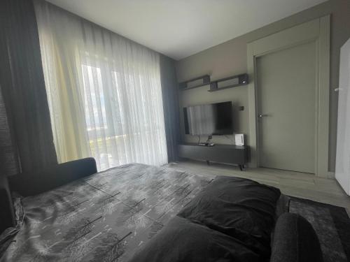 ein Schlafzimmer mit einem großen Bett und einem Flachbild-TV in der Unterkunft Luxury Holiday - Spa, Olympic Pool, Fitness, Sauna No88 in Antalya