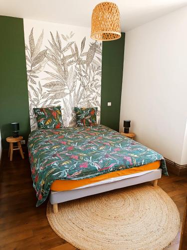 une chambre avec un lit avec un tapis sur le sol dans l'établissement La grange de l'épine, à Forges-la-Forêt