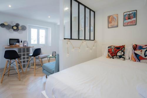 une chambre avec un lit, une table et des chaises dans l'établissement Mystery emplacement 1er, à Annecy