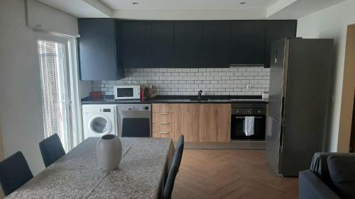 A kitchen or kitchenette at Casa dos pelicanos 3 ROOMS