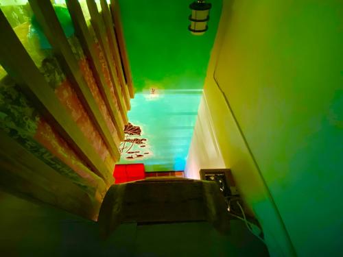 a view of a hallway with a green and yellow ceiling at 彼岸古厝民宿-包棟優先--Biiann B&B in Jinning