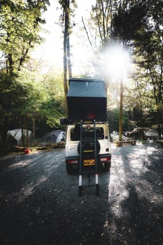 biała ciężarówka zaparkowana na parkingu z namiotem na górze w obiekcie FUUUN S Camping Car w mieście Fujinomiya