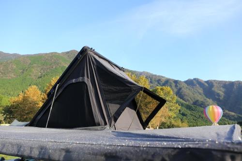 a black tent and a hot air balloon at FUUUN S Camping Car in Fujinomiya