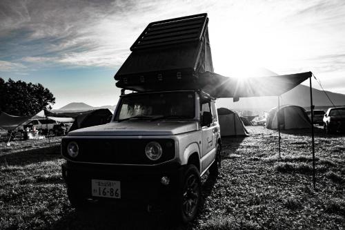 富士宮市にあるFUUUN S Camping Carのテント付き野原に停車しているトラック
