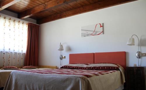 1 dormitorio con 1 cama y un aro de baloncesto en la pared en B&B La Betulla, en Rovereto