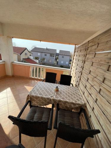 un tavolo e sedie su un balcone con vista di Apartment Babic a Nin