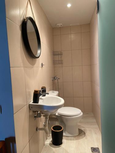 uma casa de banho com um lavatório e um WC em VALENTINA LUXURY em PalaiónTsiflíkion