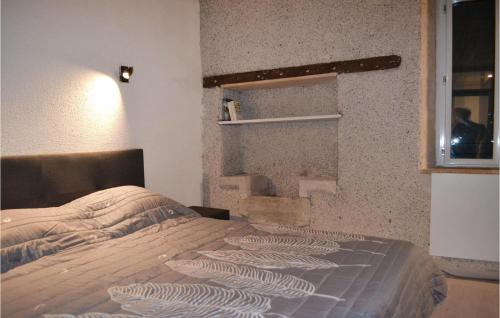 מיטה או מיטות בחדר ב-Lovely Home In La Sauvetat De Saveres With Wifi