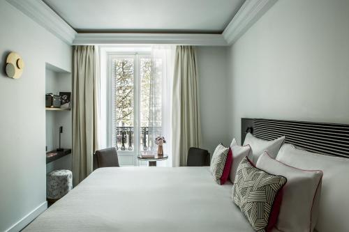 Una cama o camas en una habitación de Fauchon l'Hôtel Paris