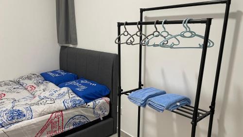 ein Schlafzimmer mit einem Etagenbett mit blauen Kissen in der Unterkunft Sandakan Homestay Apartment Forest Cabin 森林小屋 2R2B in Sandakan