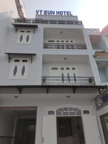 ein weißes Gebäude mit einem Schild, das vir sun hotel liest in der Unterkunft Vũng Tàu Sunhotel in Vũng Tàu