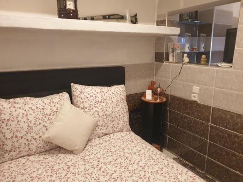 - une chambre avec un lit et des oreillers dans l'établissement Maison de ville, à Oulad Hamdane