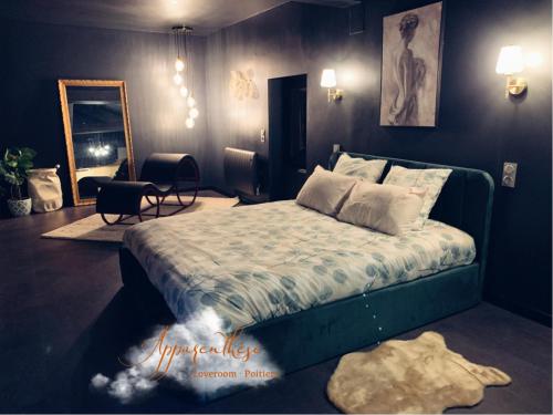 une chambre avec un grand lit et un miroir dans l'établissement Apparenthèse Love Room Jacuzzi Sauna, à Poitiers