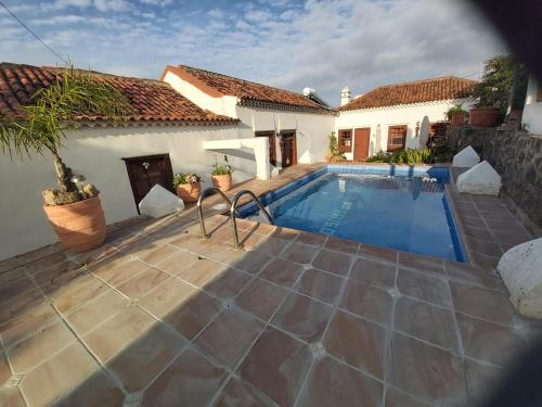 une piscine dans l'arrière-cour d'une maison dans l'établissement Villa-Sleeps4-Parking-Garden-Pool-NearAirport, à La Laguna