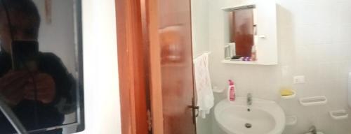 bagno con lavandino, servizi igienici e specchio di Casa Francesco a Castellammare del Golfo