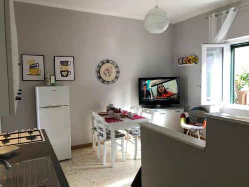 Η κουζίνα ή μικρή κουζίνα στο PalinuroMonAmour Casa Vacanze