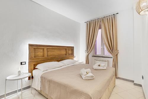 a bedroom with a bed with two towels on it at La Finestra sul Borgo, Terre Marine in Corniglia