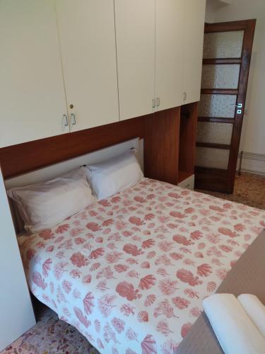 een slaapkamer met een bed met een bloemenbed bij Apartments for you in Matera