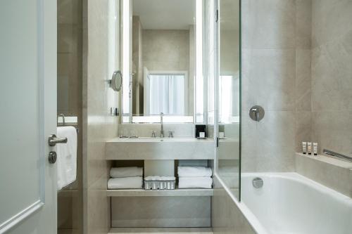 Un baño de Fauchon l'Hôtel Paris