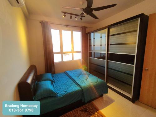 ein Schlafzimmer mit einem Bett und einem großen Fenster in der Unterkunft BRADONG HOMESTAY - MUSLlM ONLY, 3 Queen Bedrooms, Seaview, Infinity Pool, Gym, near Drawbridge & KTCC Mall in Kuala Terengganu