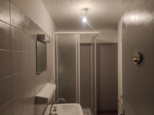 ein Bad mit einer Dusche und einem Waschbecken in der Unterkunft Petite maison de village in Puylaurens