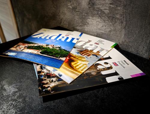 uma revista em cima de uma mesa em Solemar Luxury Rooms em Zadar