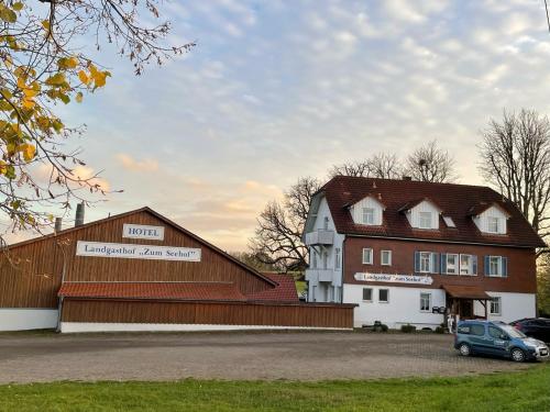 ein großes Gebäude mit einem davor geparkt in der Unterkunft Landgasthof zum SEEHOF in Rottweil