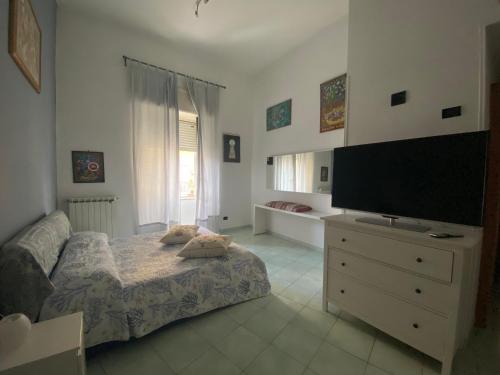 una camera con letto e TV a schermo piatto di Messineo’s Home a Napoli
