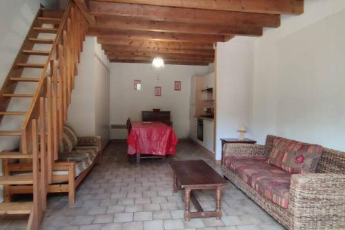 una sala de estar con un sofá y una mesa en Gîte de la Batelière, en La Malène