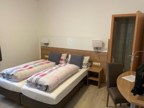 سرير أو أسرّة في غرفة في Landgasthof zum SEEHOF